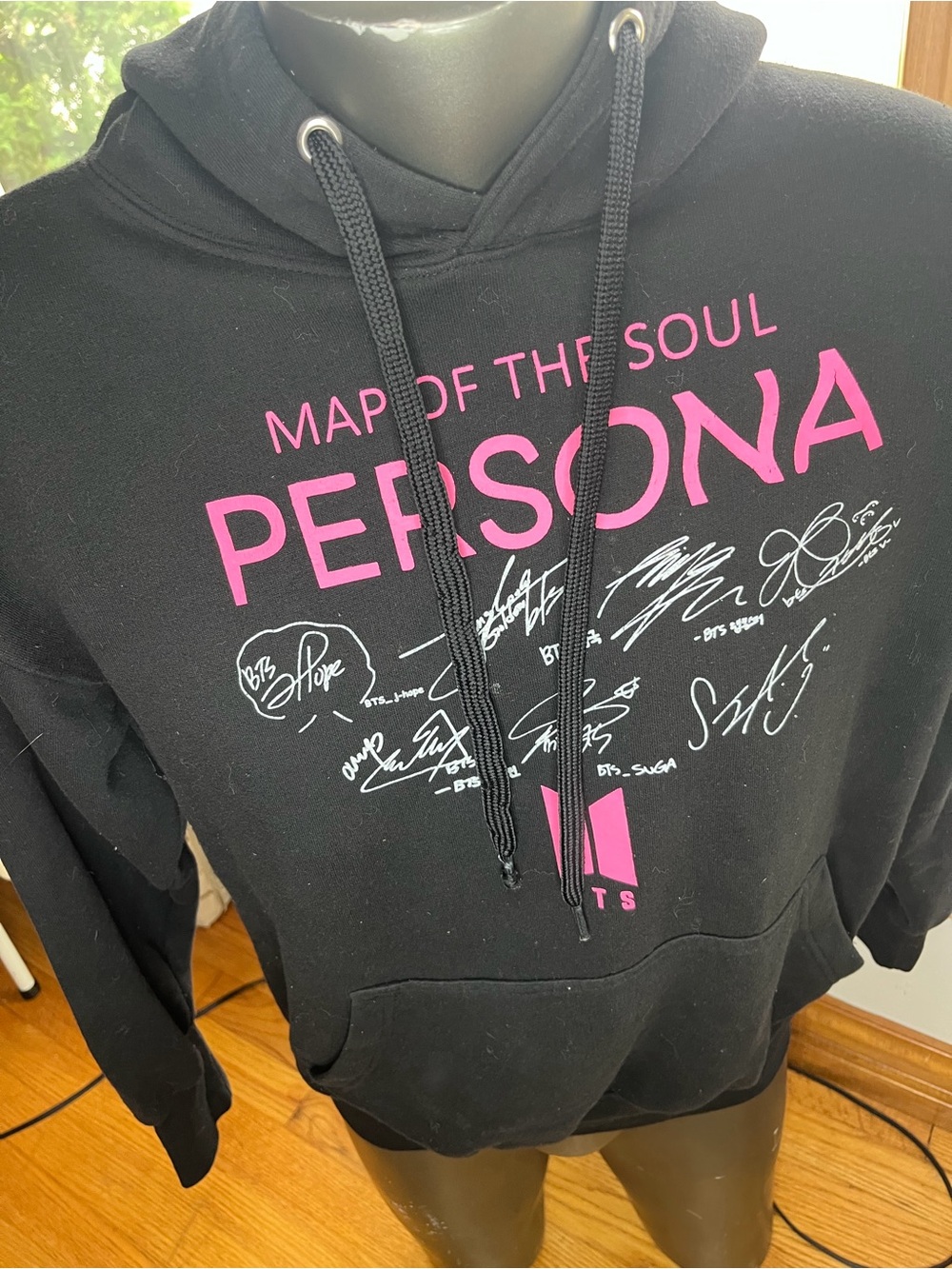 BTS MAP OF THE SOUL
PERSONA black super heavy hoodie Adult medium… like new